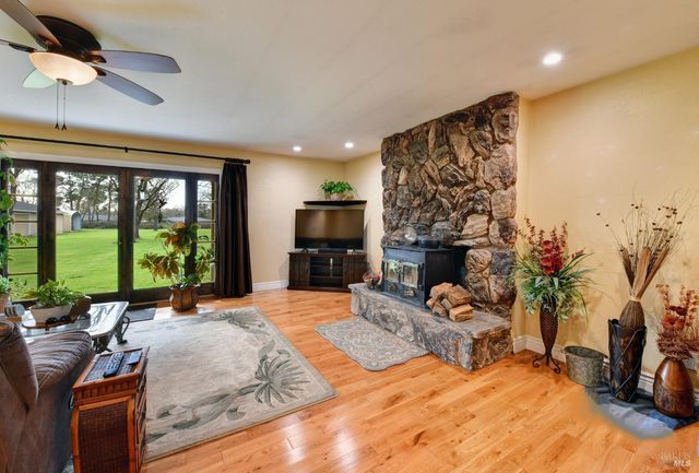 4782 Hall Rd, Santa Rosa, CA 95401