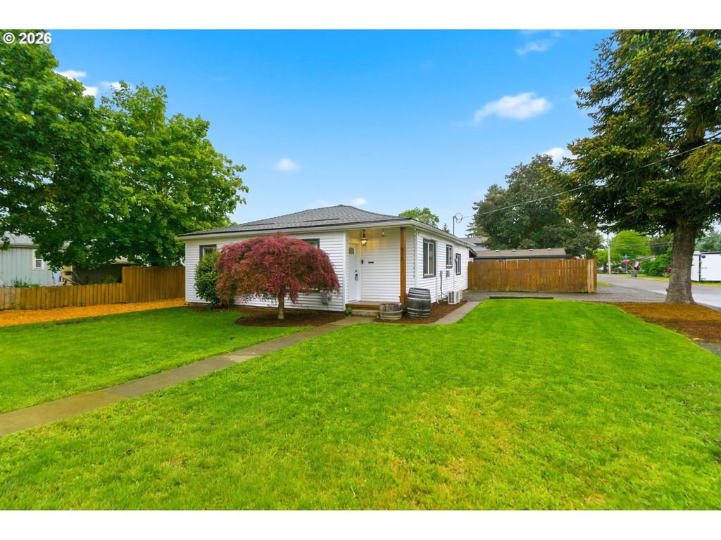 Image 1 of property listing at 915 E 1ST St, Yamhill, OR 97148