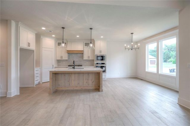 9301 SW Leviathan Court, Lee's Summit, MO 64064