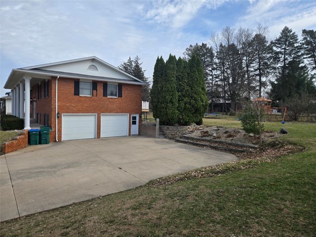 110 Bicentennial Court, Webster City, IA 50595