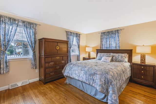 3 Jupiter Ln, Yarmouth, MA 02664