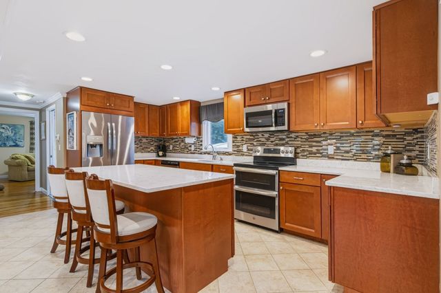 3 Jupiter Ln, Yarmouth, MA 02664