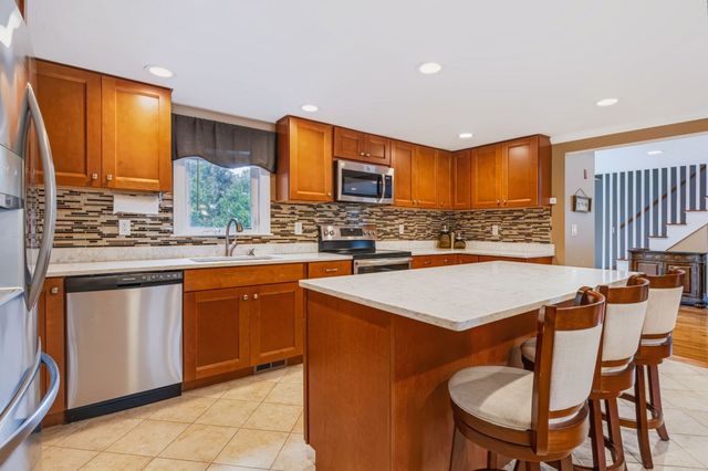 3 Jupiter Ln, Yarmouth, MA 02664