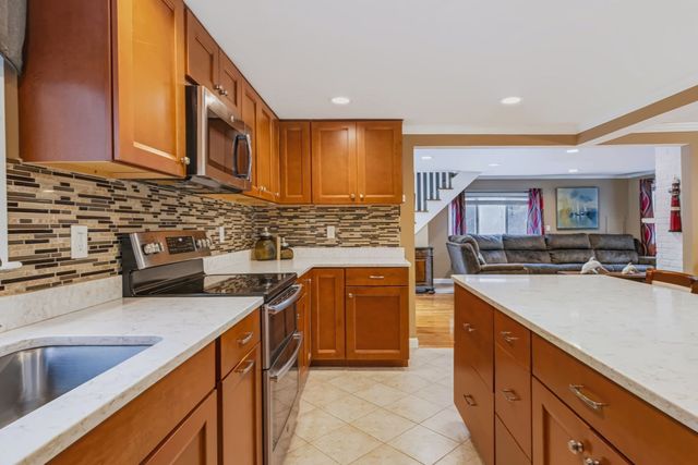 3 Jupiter Ln, Yarmouth, MA 02664