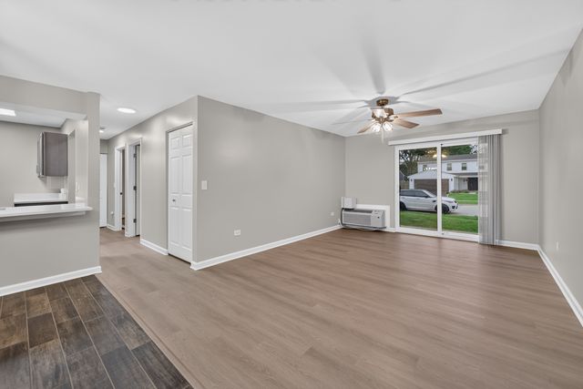 718 Rodenburg Road 206, Roselle, IL 60172