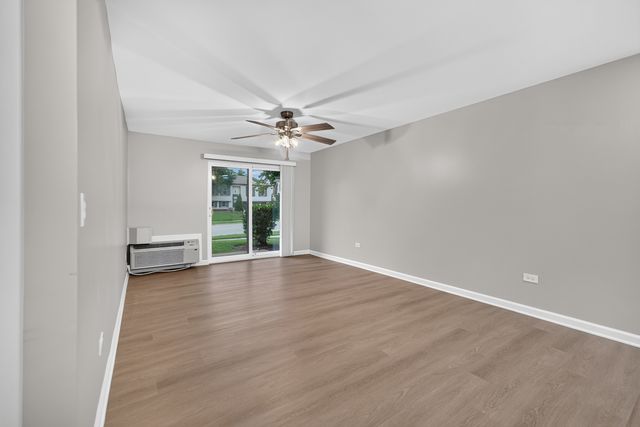 718 Rodenburg Road 206, Roselle, IL 60172