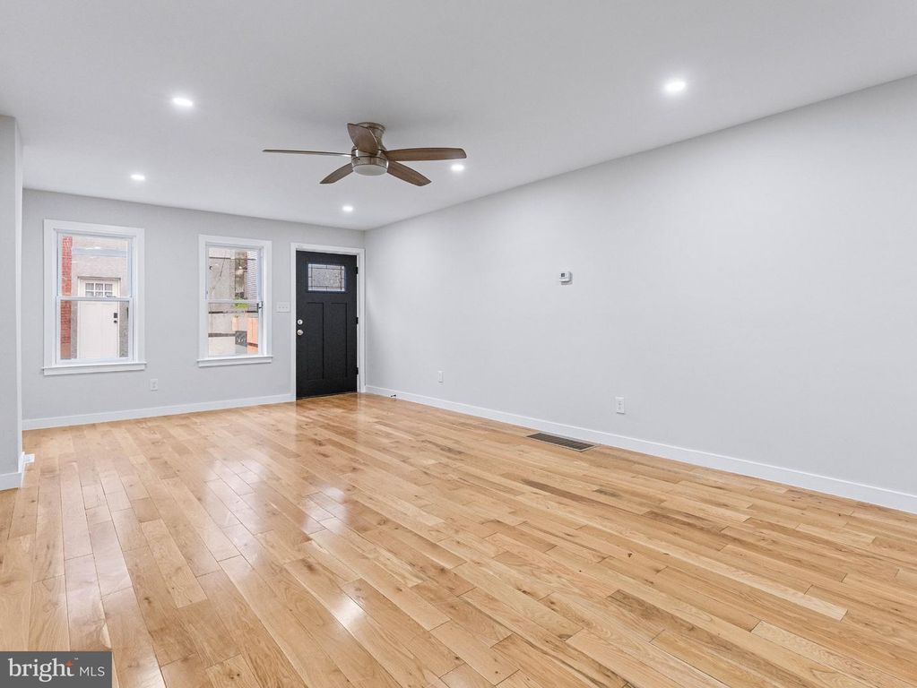 1925 E OAKDALE ST, Philadelphia, PA 19125 — photo 3