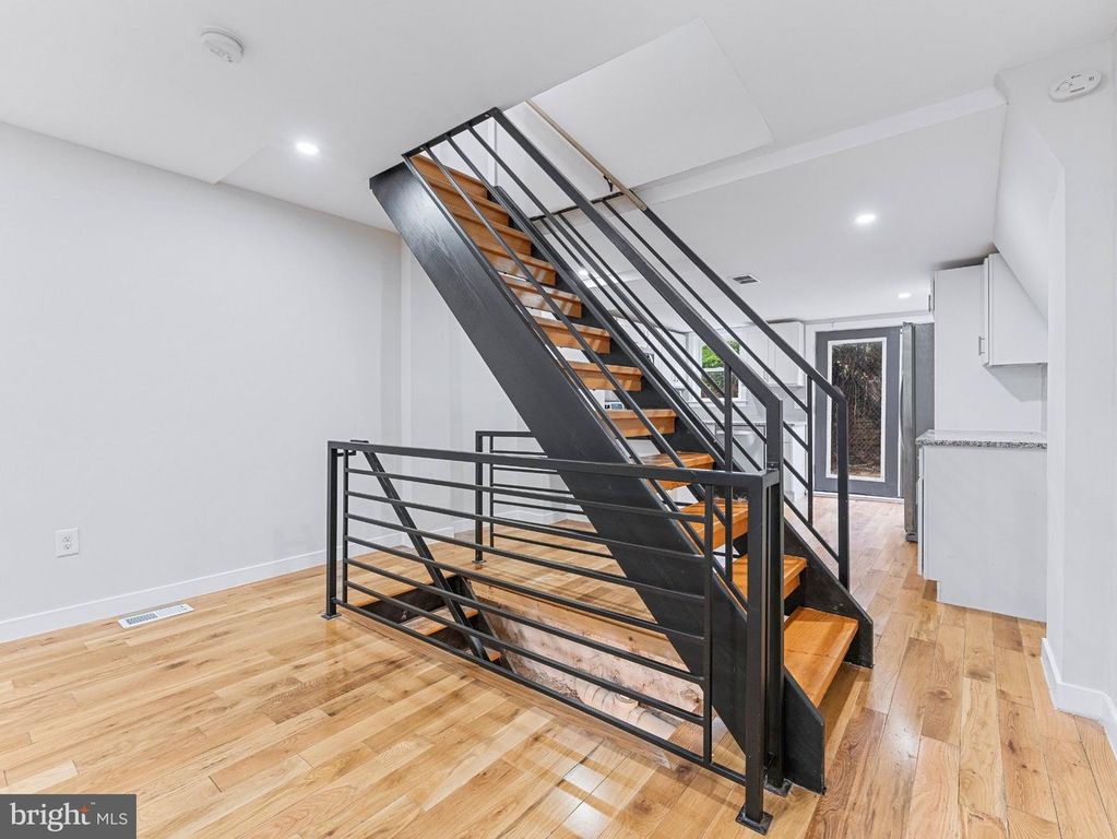 1925 E OAKDALE ST, Philadelphia, PA 19125 — photo 5