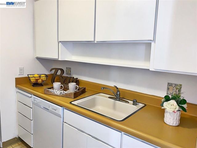 430 N Civic Dr 208, Walnut Creek, CA 94596