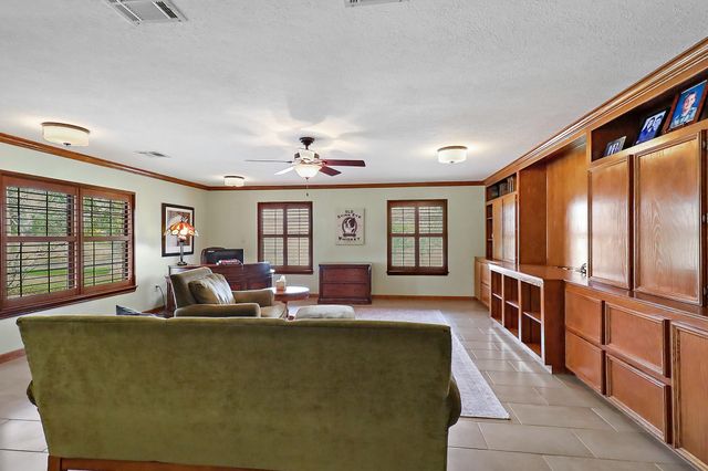 15151 Lakeview Drive, Beach City, TX 77523