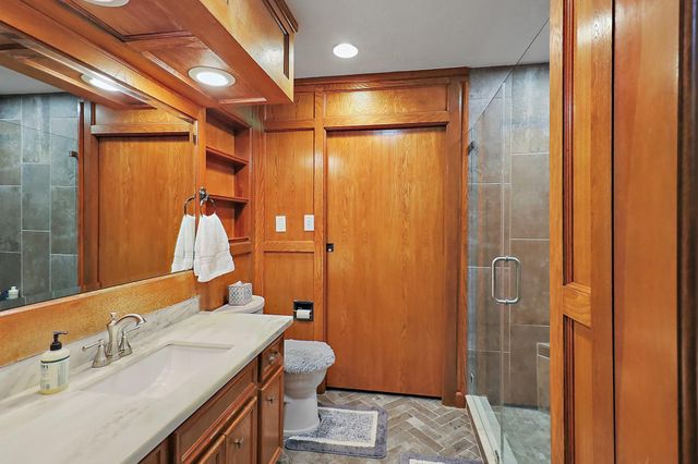 15151 Lakeview Drive, Beach City, TX 77523