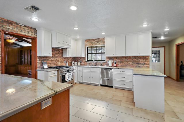 15151 Lakeview Drive, Beach City, TX 77523