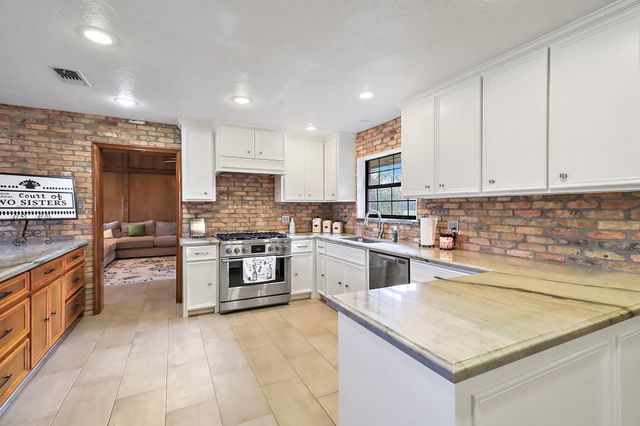 15151 Lakeview Drive, Beach City, TX 77523