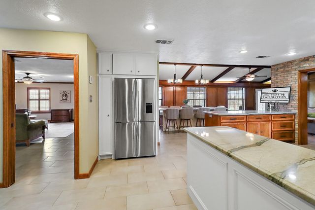 15151 Lakeview Drive, Beach City, TX 77523