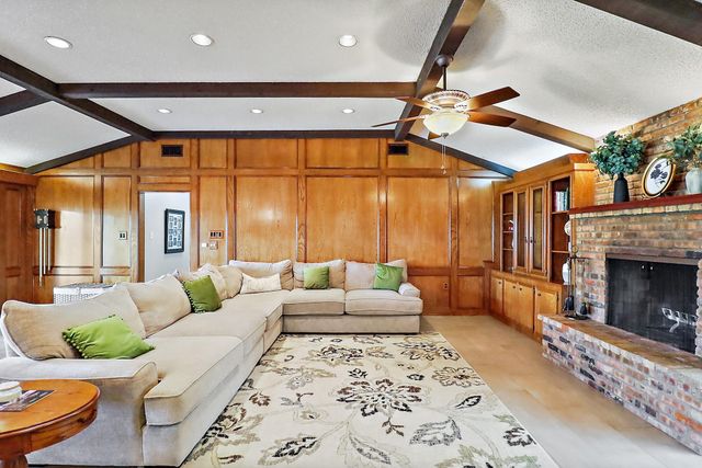 15151 Lakeview Drive, Beach City, TX 77523