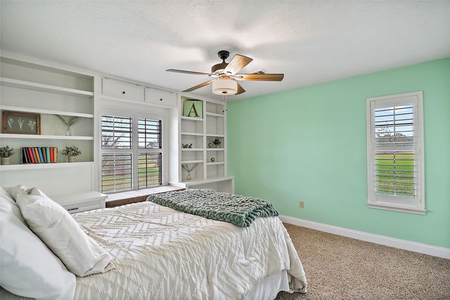 15151 Lakeview Drive, Beach City, TX 77523