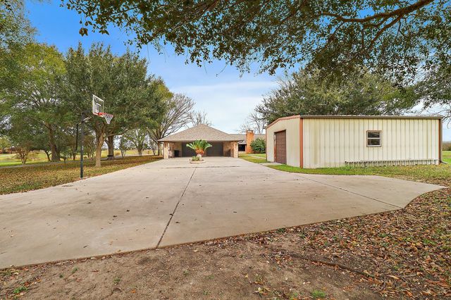 15151 Lakeview Drive, Beach City, TX 77523