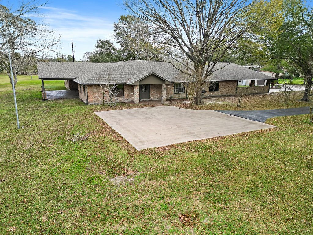 15151 Lakeview Drive, Beach City, TX 77523