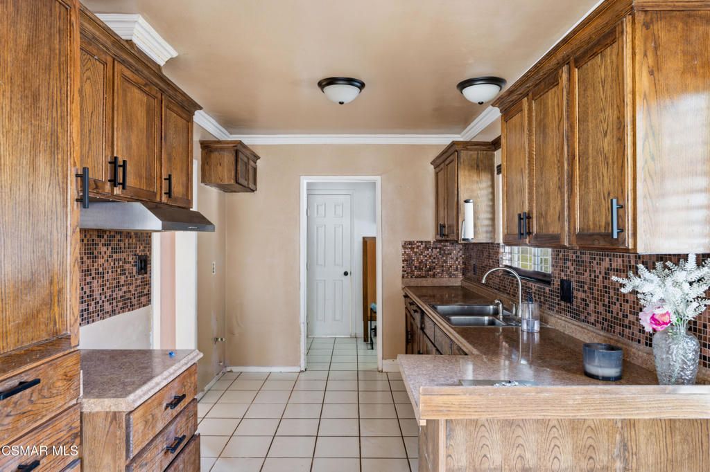 Image 10 of property listing at 20709 Schoolcraft Street, Winnetka, CA 91306