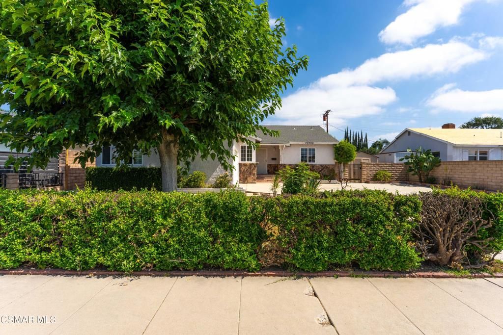 Image 2 of property listing at 20709 Schoolcraft Street, Winnetka, CA 91306