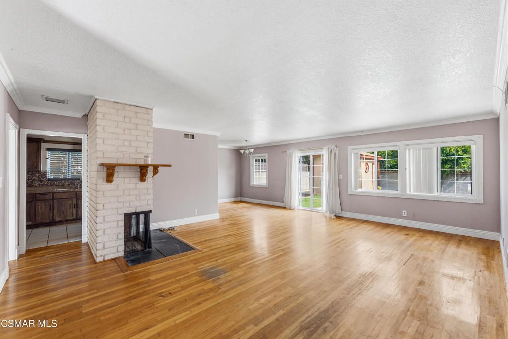 Image 4 of property listing at 20709 Schoolcraft Street, Winnetka, CA 91306