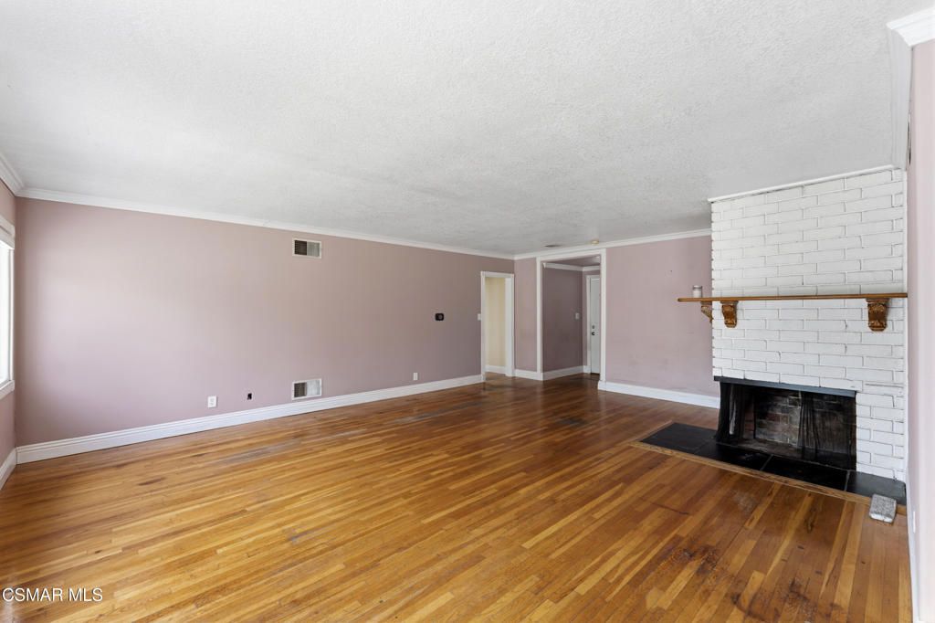 Image 6 of property listing at 20709 Schoolcraft Street, Winnetka, CA 91306