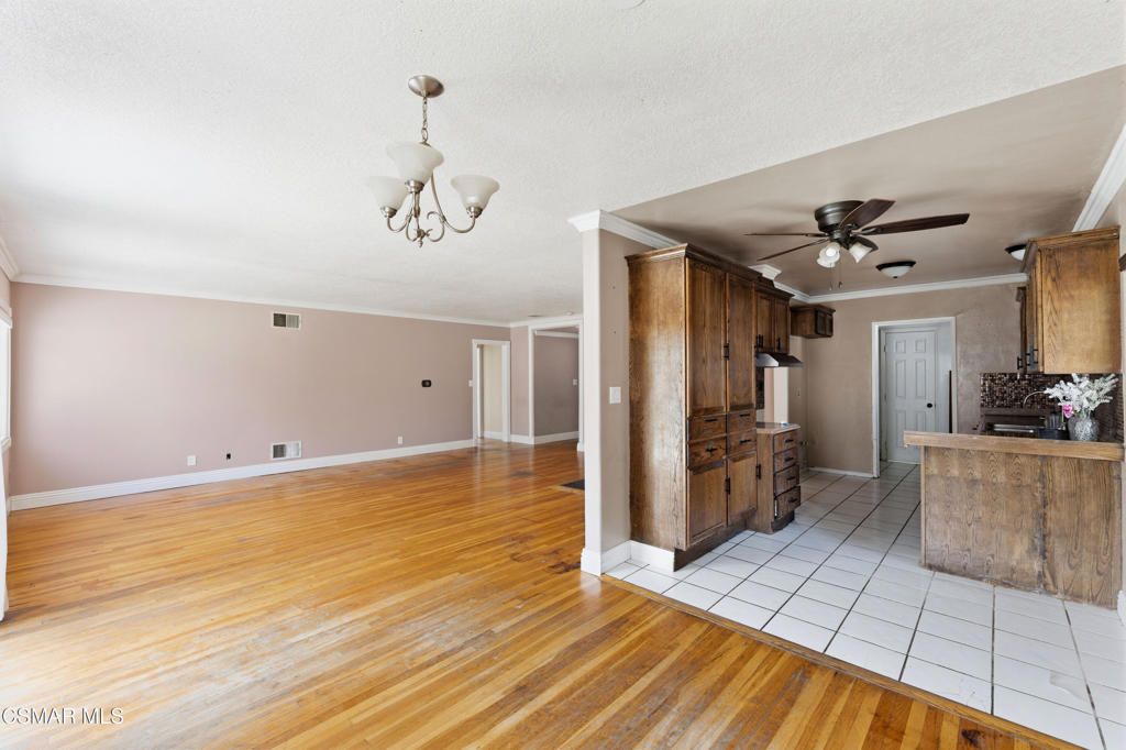 Image 8 of property listing at 20709 Schoolcraft Street, Winnetka, CA 91306