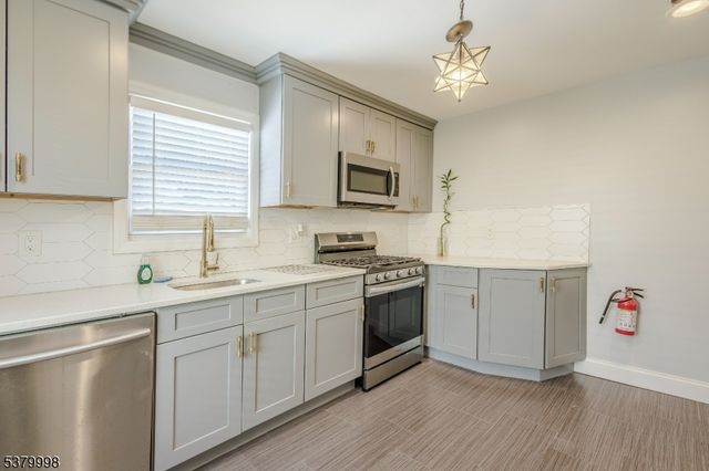 842 Erudo St, Linden City, NJ 07036