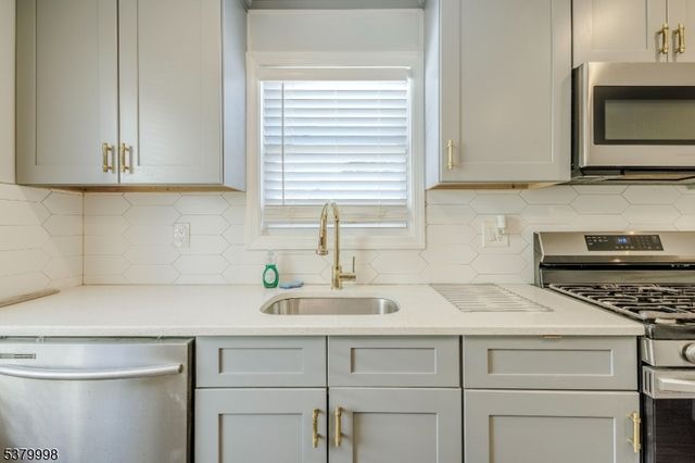 842 Erudo St, Linden City, NJ 07036