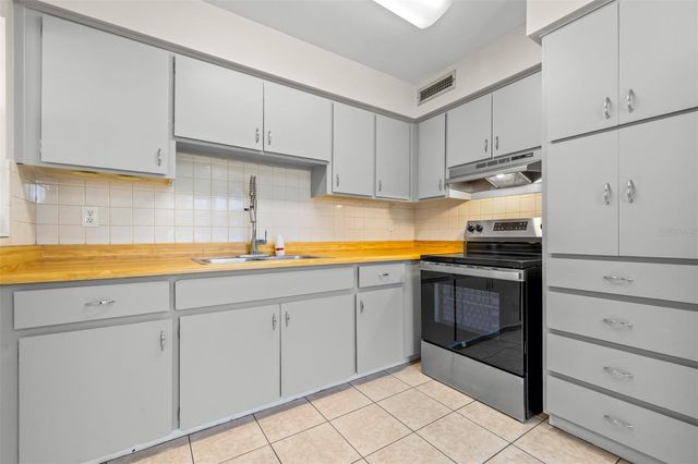 14809 N BOULEVARD, Tampa, FL 33613