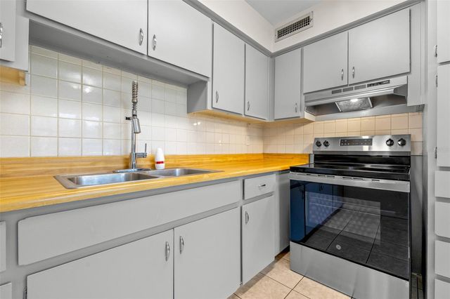 14809 N BOULEVARD, Tampa, FL 33613