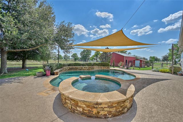 11256 Hahn Road, Sealy, TX 77474