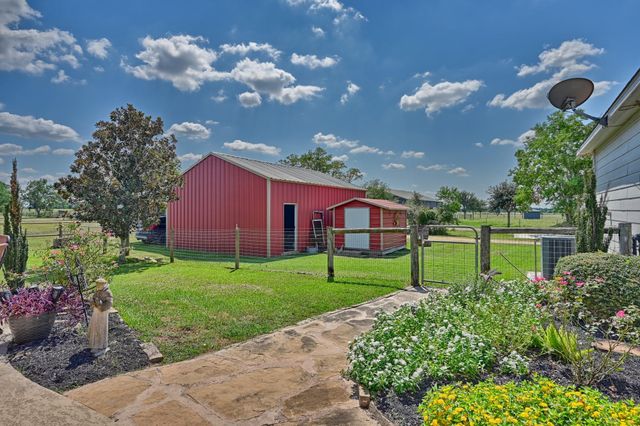 11256 Hahn Road, Sealy, TX 77474