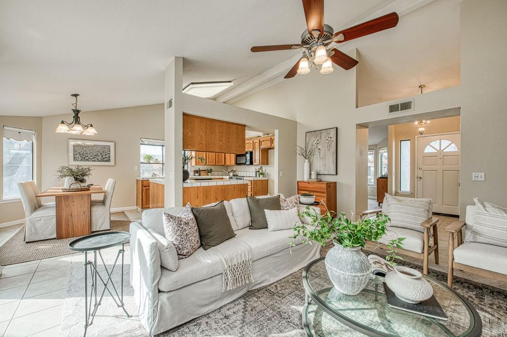 Image 3 of property listing at 1234 Burlingame Avenue, Clovis, CA 93612