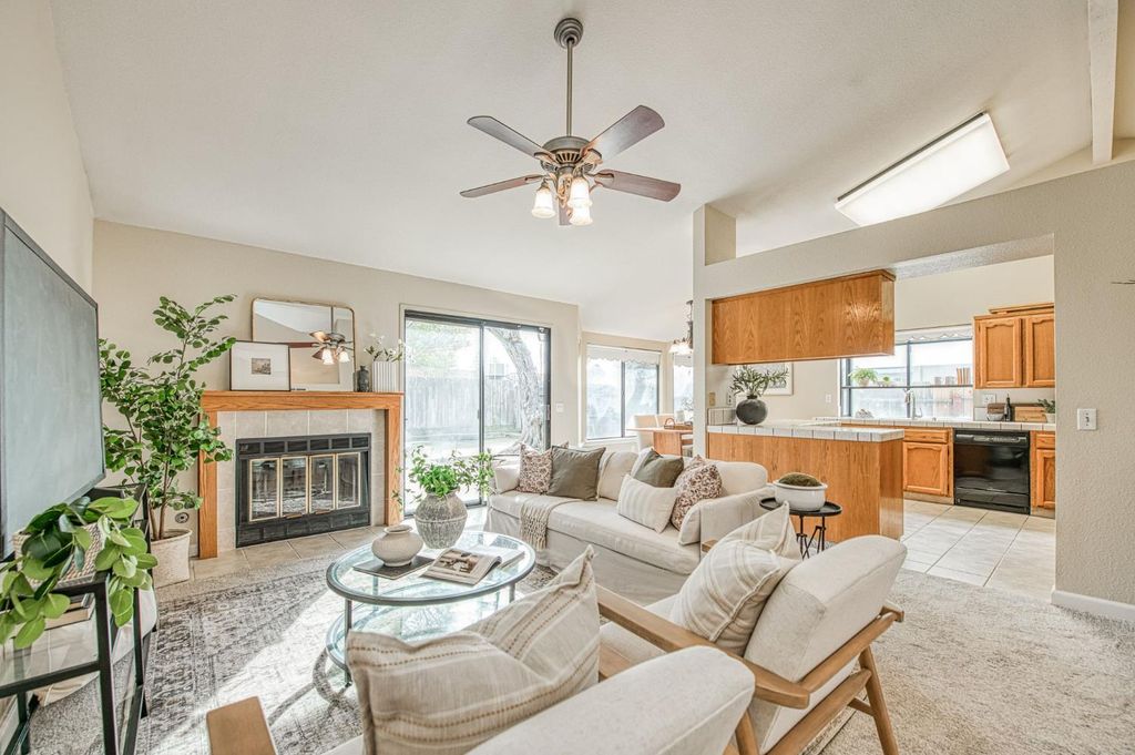 Image 4 of property listing at 1234 Burlingame Avenue, Clovis, CA 93612