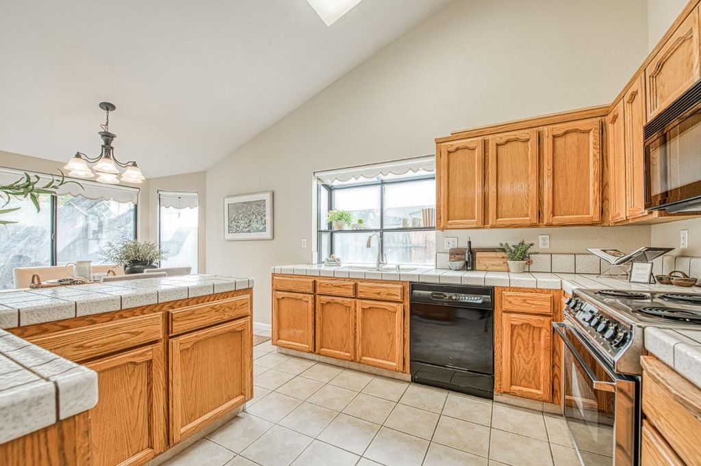 Image 5 of property listing at 1234 Burlingame Avenue, Clovis, CA 93612