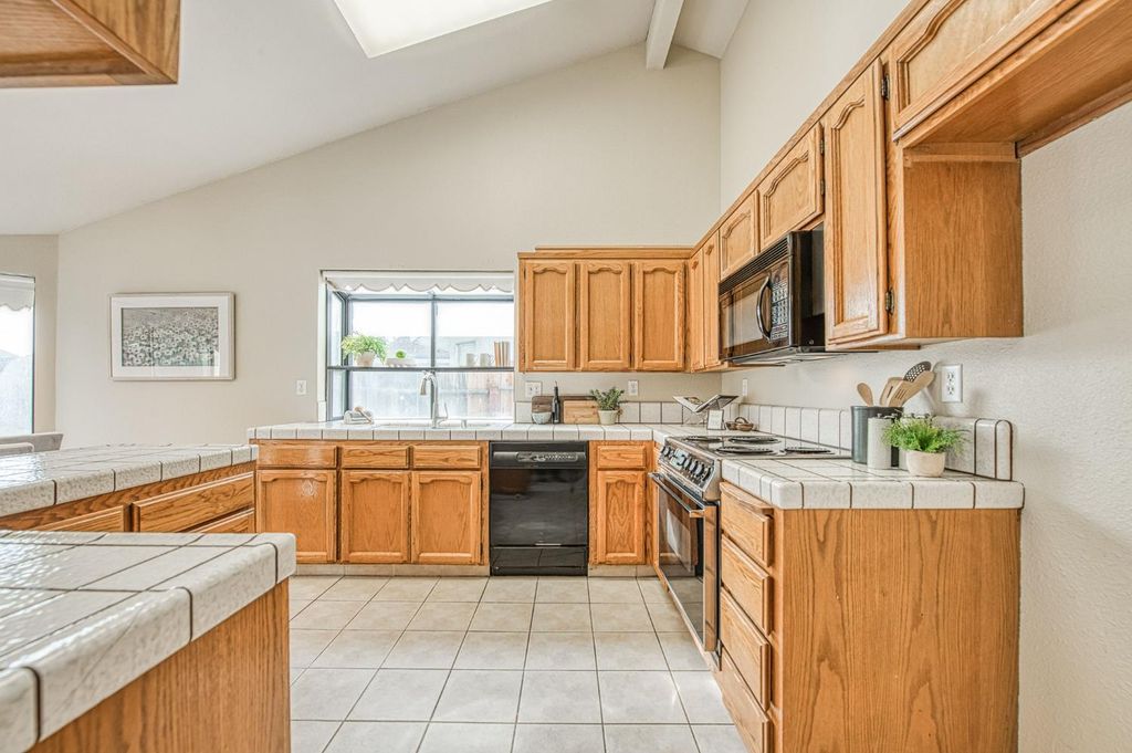 Image 6 of property listing at 1234 Burlingame Avenue, Clovis, CA 93612