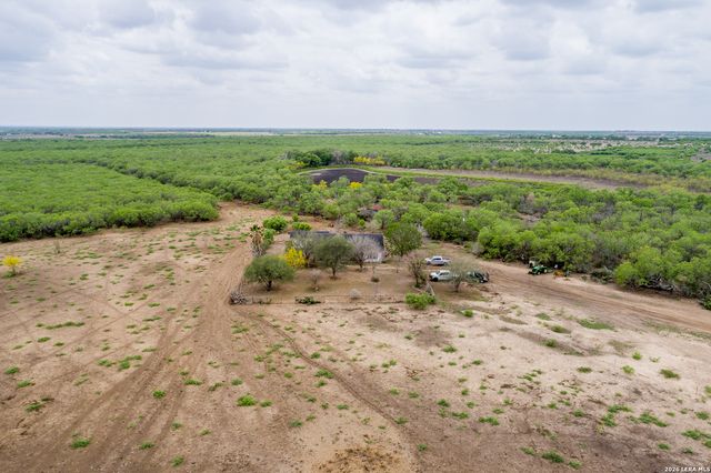 1277 County Road 138, Floresville, TX 78114