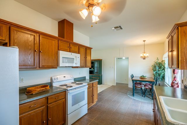 1277 County Road 138, Floresville, TX 78114