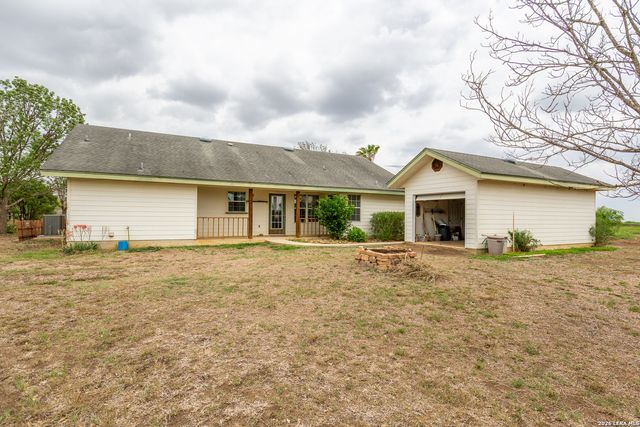 1277 County Road 138, Floresville, TX 78114