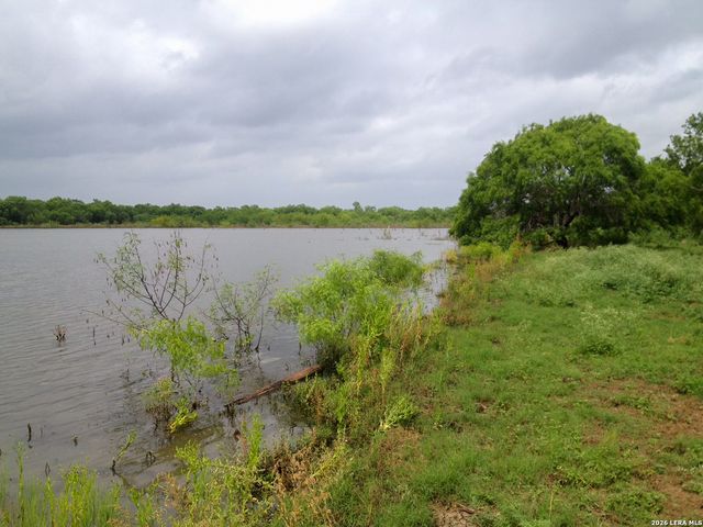 1277 County Road 138, Floresville, TX 78114