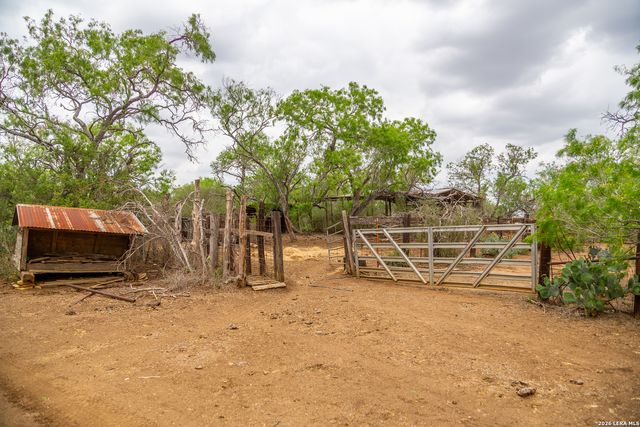 1277 County Road 138, Floresville, TX 78114