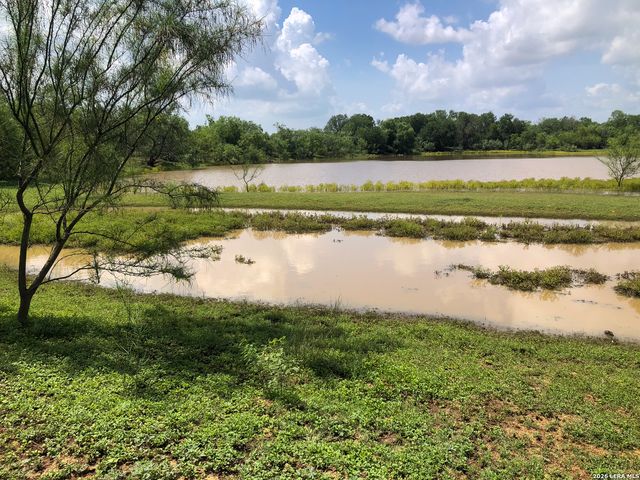 1277 County Road 138, Floresville, TX 78114