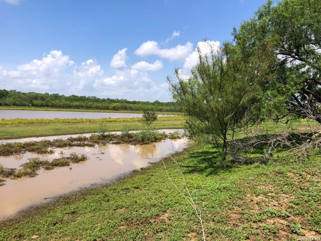 1277 County Road 138, Floresville, TX 78114