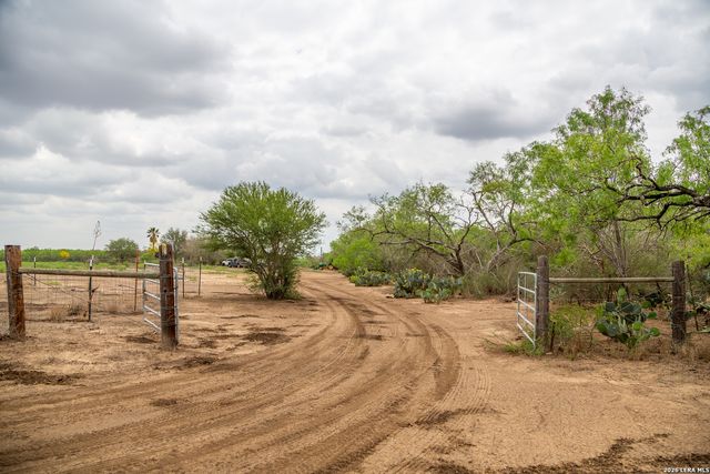 1277 County Road 138, Floresville, TX 78114