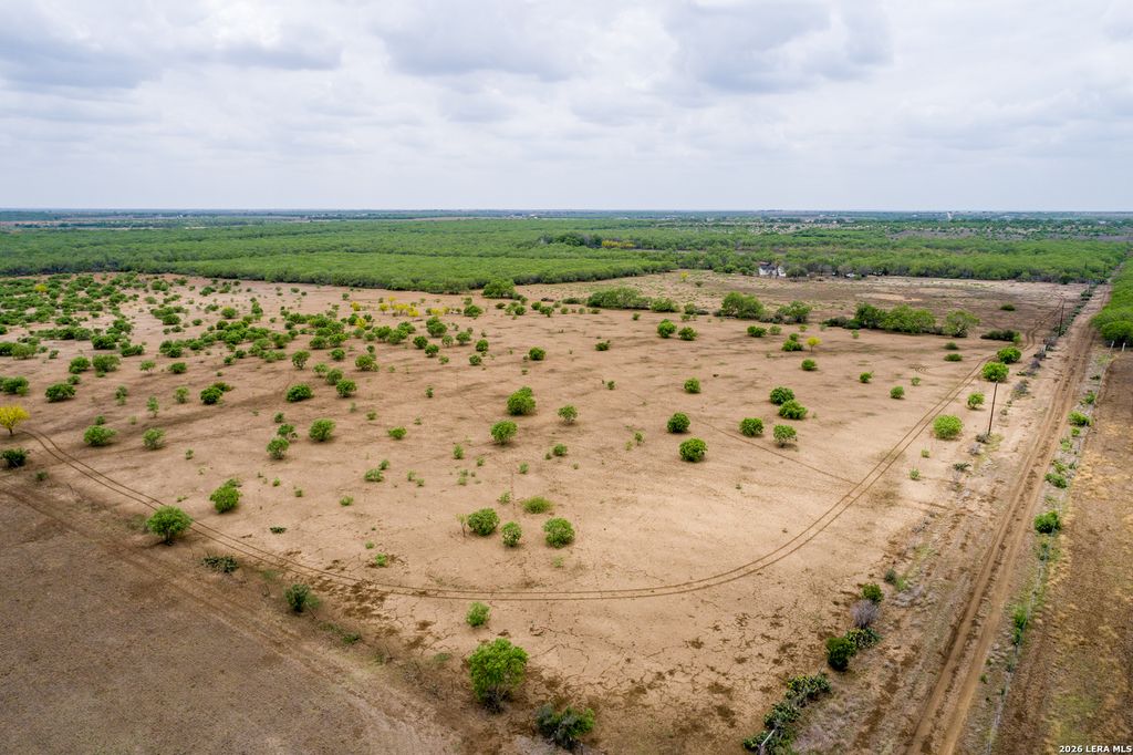 1277 County Road 138, Floresville, TX 78114