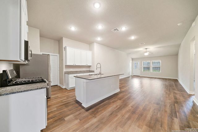 6106 RIO PIEDRA DR, San Antonio, TX 78247