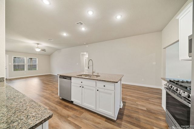 6106 RIO PIEDRA DR, San Antonio, TX 78247
