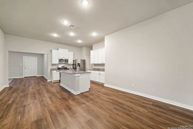 6106 RIO PIEDRA DR, San Antonio, TX 78247