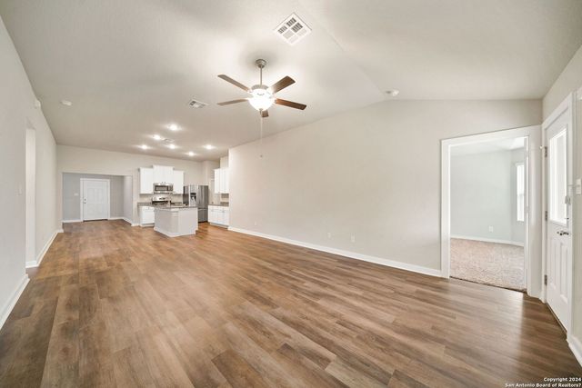6106 RIO PIEDRA DR, San Antonio, TX 78247